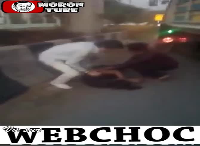 Video :He jumps from a pedestrian bridge to end his life (public alerted)